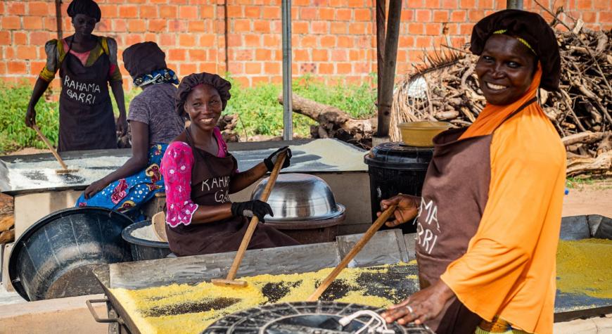 African women processing garri locally